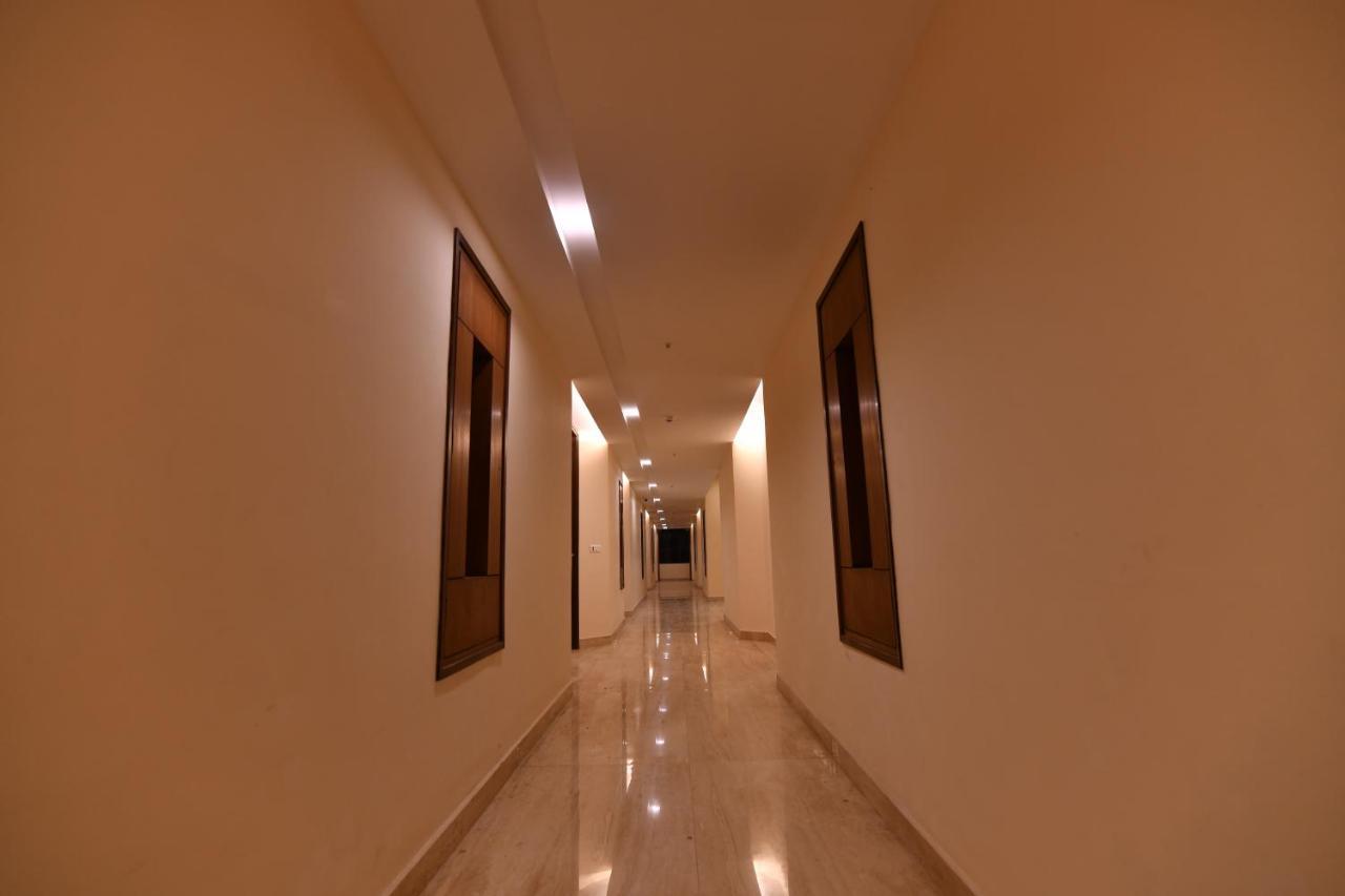 Hotel Krishna Palace Ayodhya ภายนอก รูปภาพ
