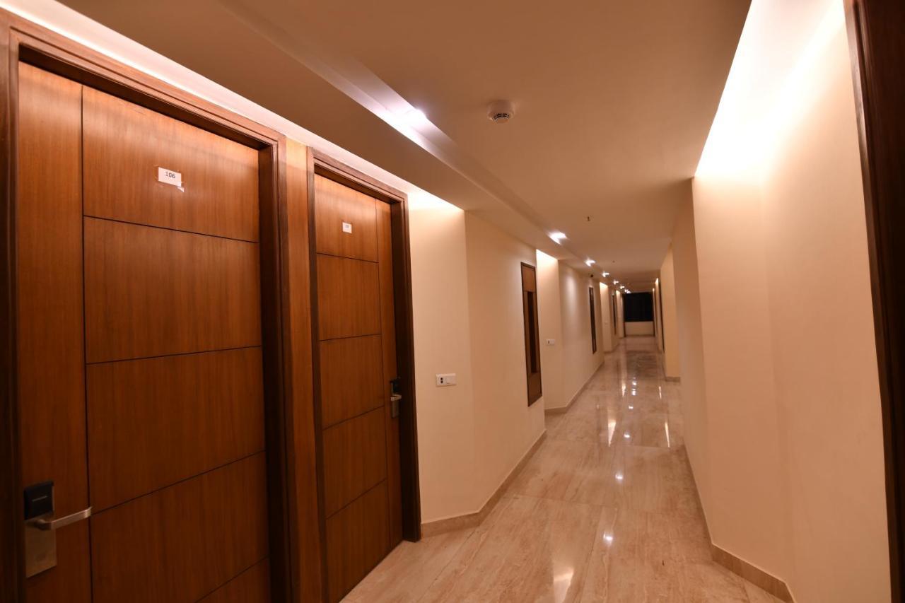 Hotel Krishna Palace Ayodhya ภายนอก รูปภาพ