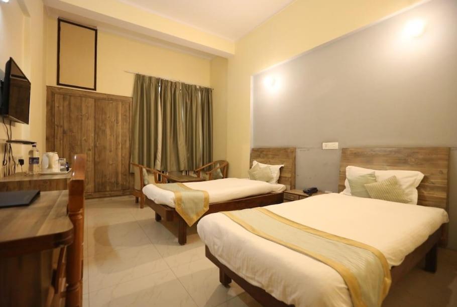 Hotel Krishna Palace Ayodhya ภายนอก รูปภาพ