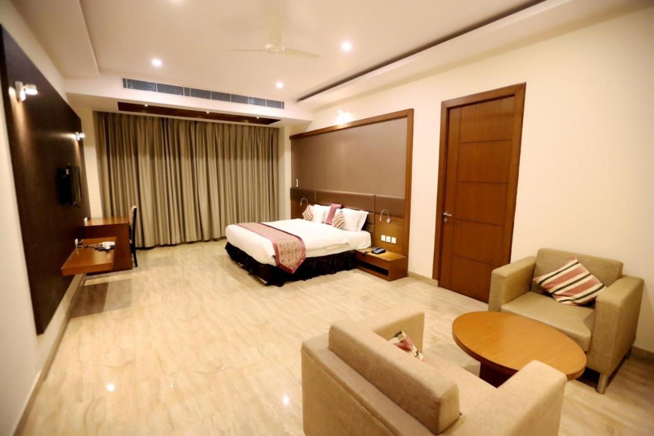 Hotel Krishna Palace Ayodhya ภายนอก รูปภาพ