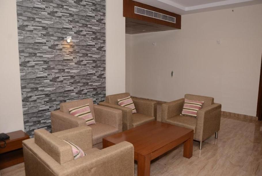 Hotel Krishna Palace Ayodhya ภายนอก รูปภาพ