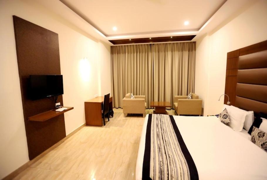 Hotel Krishna Palace Ayodhya ภายนอก รูปภาพ