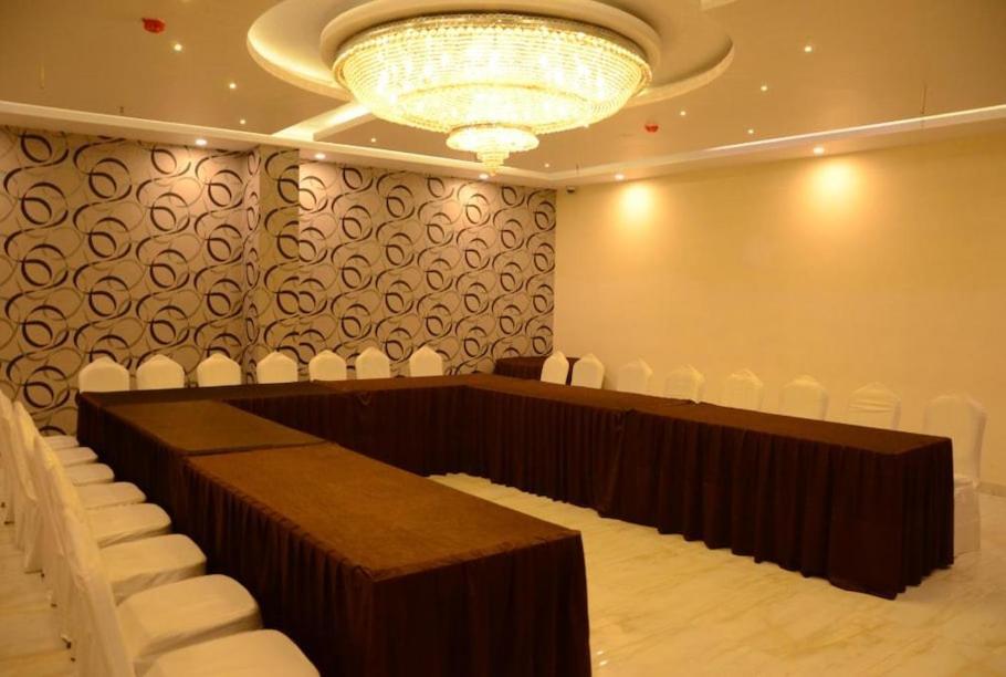 Hotel Krishna Palace Ayodhya ภายนอก รูปภาพ