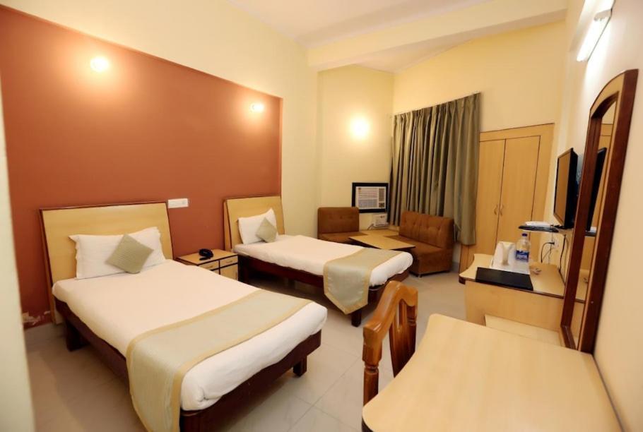 Hotel Krishna Palace Ayodhya ภายนอก รูปภาพ