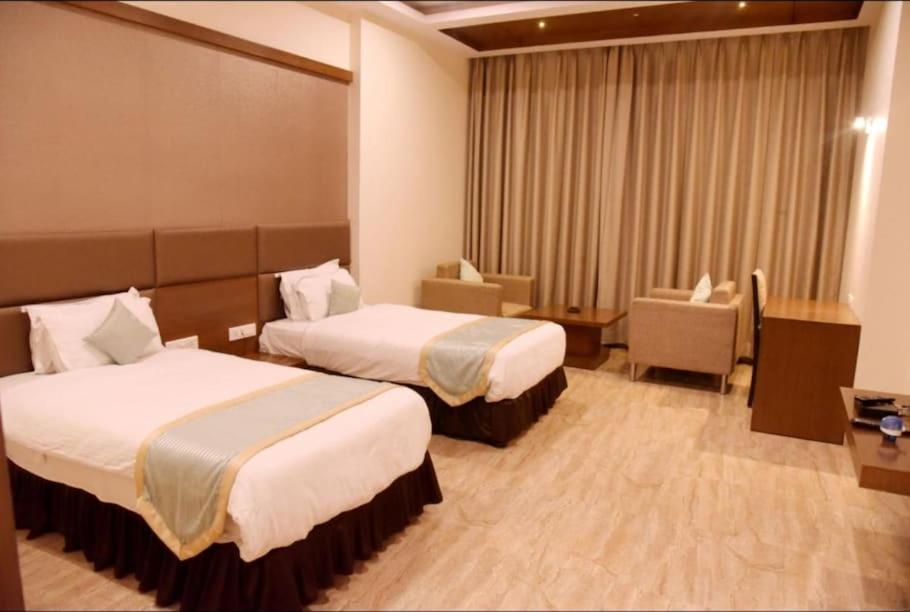 Hotel Krishna Palace Ayodhya ภายนอก รูปภาพ