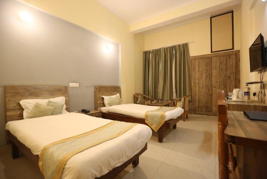 Hotel Krishna Palace Ayodhya ภายนอก รูปภาพ