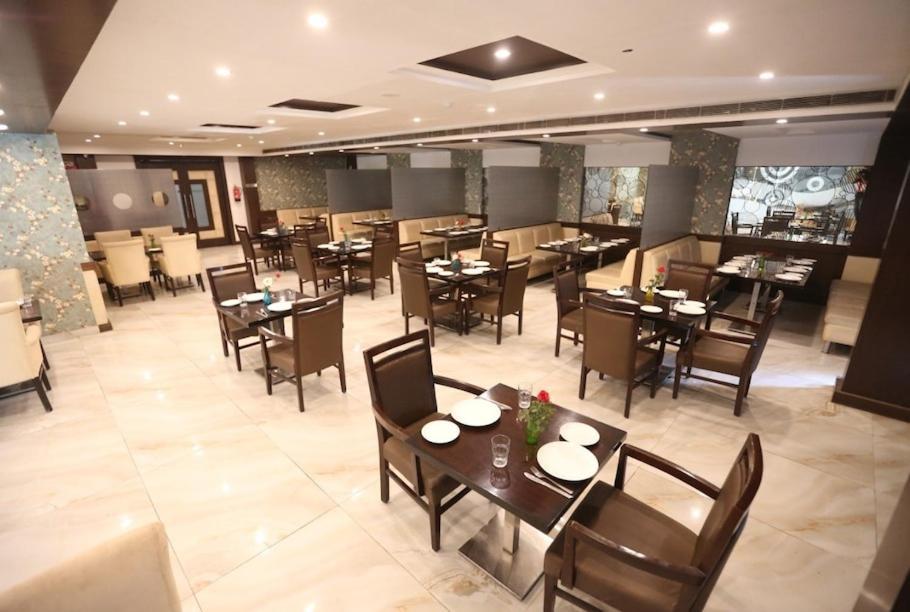 Hotel Krishna Palace Ayodhya ภายนอก รูปภาพ