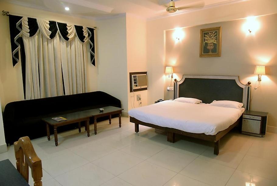 Hotel Krishna Palace Ayodhya ภายนอก รูปภาพ