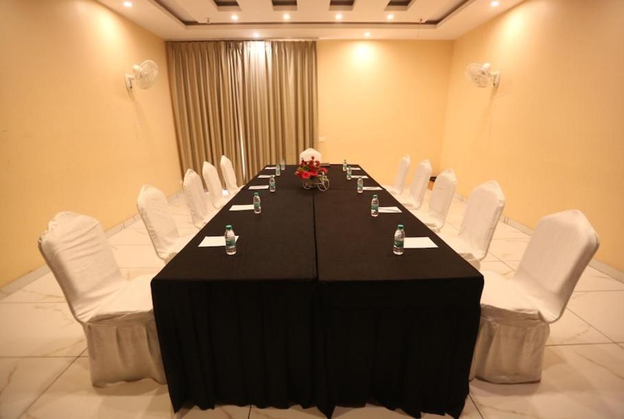 Hotel Krishna Palace Ayodhya ภายนอก รูปภาพ