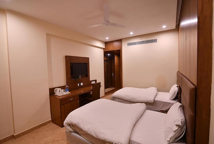 Hotel Krishna Palace Ayodhya ภายนอก รูปภาพ