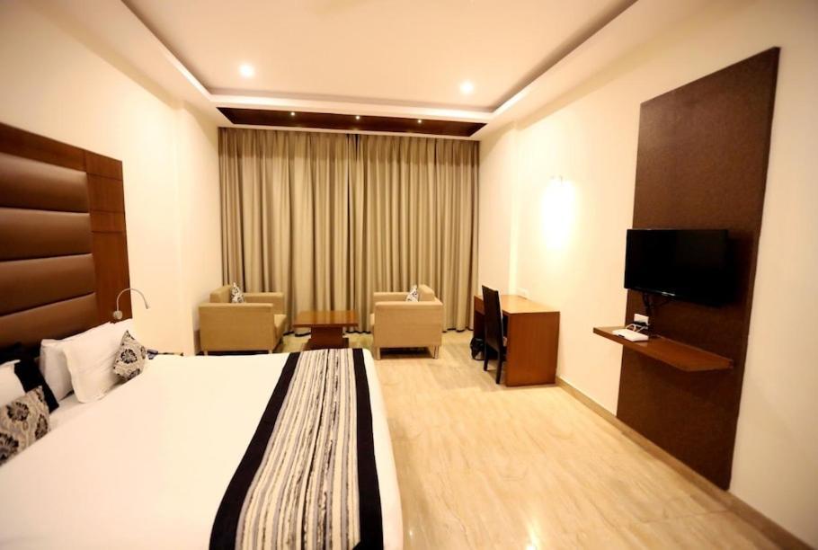 Hotel Krishna Palace Ayodhya ภายนอก รูปภาพ